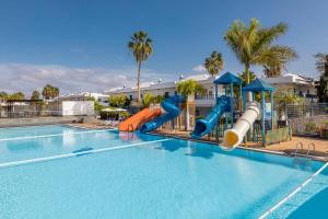 una piscina con un tobogán de agua en un complejo en THB Tropical Island, en Playa Blanca