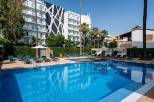 a large blue swimming pool in front of a building at THB Niagara in Playa de Palma