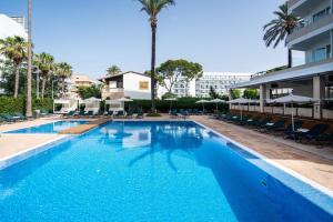 a large swimming pool with chairs and a building at THB Niagara in Playa de Palma