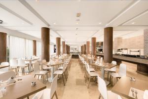 Reštaurácia alebo iné gastronomické zariadenie v ubytovaní THB Gran Playa - Adults Only