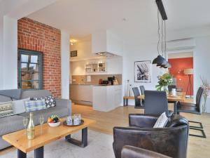 een woonkamer met een bank en een tafel bij Ohlerich Speicher App_ 44 in Wismar