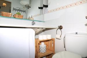 bagno bianco con servizi igienici e lavandino di One bedroom Apartment in Eixample ! a Barcellona