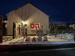 a house with christmas decorations in the window at night at Gemütliches Eifeler Gästehäuschen in Nettersheim