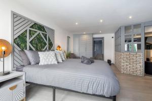 een slaapkamer met een groot bed in een kamer bij 5WJB - Spacious 1 Bed Flat in London in Londen