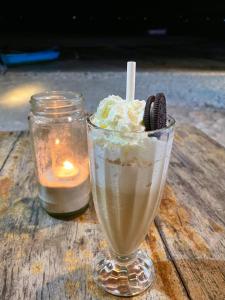 高龙撒冷岛The Big Easy Koh Rong Samloem的一杯杯装饮料,配上饼干和奶油