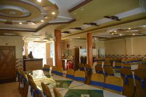 einen Konferenzraum mit einem langen Tisch und Stühlen in der Unterkunft PC Green Hotel, Mahandri, Kaghan in Mingora
