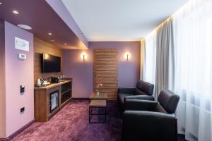 TV a/nebo společenská místnost v ubytování Avalon Hotel & Conferences