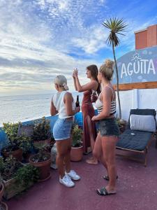 un grupo de mujeres de pie junto al océano en Agüita House, en Las Palmas de Gran Canaria