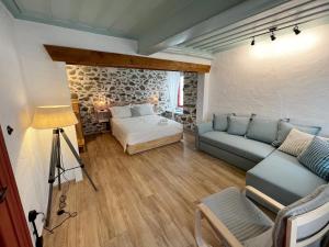 1 dormitorio con 1 cama y 1 sofá en una habitación en Archipelagos by halu!, en Skiathos
