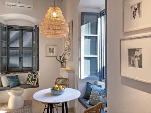 伊兹拉Arta Hydra的带桌子和吊灯的客厅