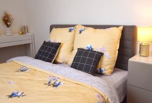 Una cama con almohadas con flores azules. en Apartment with Free Parking in Prague en Praga