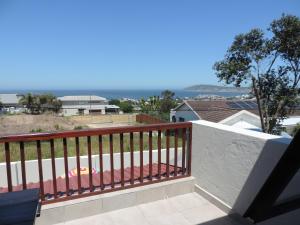 uma varanda com vista para o oceano em A Time And A Place em Plettenberg Bay