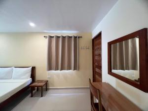 ein kleines Schlafzimmer mit einem Bett und einem Fenster in der Unterkunft Amor Double Room with Swimming Pool in Boracay