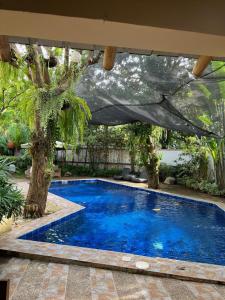 una piscina en un patio con una tienda encima en Amor Double Room with Swimming Pool en Boracay