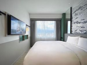 Rúm í herbergi á Boutech JianTan Hotel