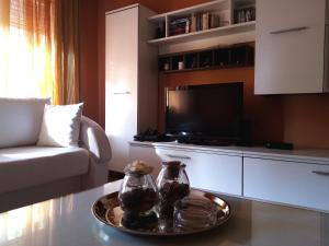 ein Wohnzimmer mit einem TV und einem Tisch mit einem Teller in der Unterkunft Apartment Puhov Zadar in Zadar