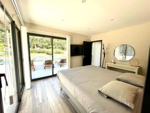 Un pat sau paturi într-o cameră la Villa moderne avec piscine à 10 min d'Aix-en-Provence