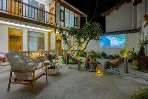 Μια τηλεόραση ή/και κέντρο ψυχαγωγίας στο Lijiang Flowers Valley Inn