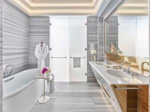 Kylpyhuone majoituspaikassa Fairmont Doha