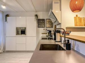 cocina con fregadero y encimera en Charming house in city centre Oud-Beijerland, en Oud-Beijerland