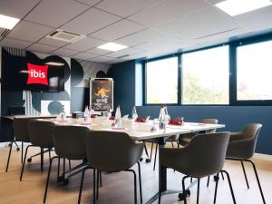 een eetkamer met een tafel en stoelen bij ibis Rouen Centre Rive Droite Pasteur in Rouen