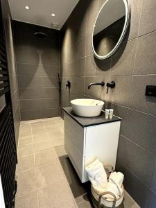 a bathroom with a sink and a mirror at Stads charme & comfort Tilburg in Tilburg