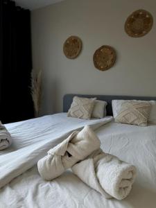 Duas camas com toalhas brancas num quarto em Stads charme & comfort Tilburg em Tilburg