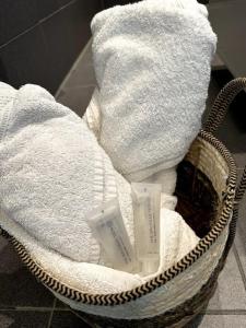 a basket with towels and two toothbrushes in it at Stads charme & comfort Tilburg in Tilburg