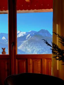 una finestra con vista sulle montagne di Holiday Home Krzysztoforow a Zakopane