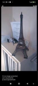 een model van de eiffeltoren zittend op een plank bij Calme et écologie aux portes de Paris in Ivry-sur-Seine