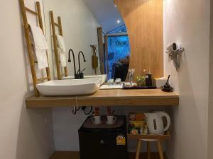 La salle de bains est pourvue d'un lavabo et d'un miroir. dans l'établissement Tree nara garden houes kohlarn, à Ko Larn