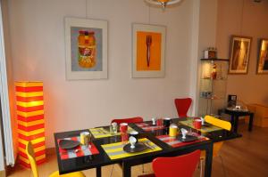 un comedor con mesa y sillas en una habitación en Apartment Home Frit Home, en Bruselas