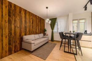 un soggiorno con divano e tavolo di Blue Moon Apartments a Braşov