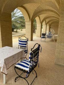 patio ze stołem i krzesłami w budynku w obiekcie SANDROSE w mieście Tauzar