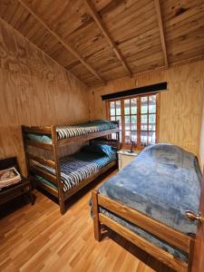 1 dormitorio con 2 literas en una cabaña en Casa familiar yumbel con opcion a tinaja, 