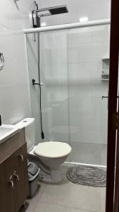 a bathroom with a shower with a toilet and a sink at Casa Itajuba, Barra Velha, 20km do Beto Carrero in Barra Velha