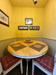 einen Tisch in einem Raum mit zwei Stühlen in der Unterkunft Braithwaite Hall Apartment in East Witton