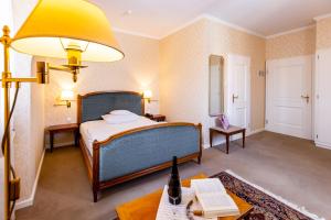 Postel nebo postele na pokoji v ubytování Romantik Hotel Zehntkeller