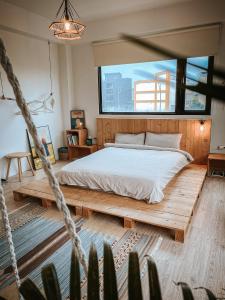 Postel nebo postele na pokoji v ubytování 白木宿客WoodWhite House