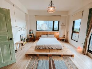 Postel nebo postele na pokoji v ubytování 白木宿客WoodWhite House