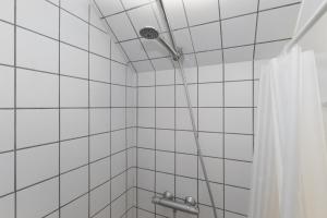 ducha con cabezal de ducha y cortina de ducha en Come Stay in An oasis of life, comfort & style en Aarhus