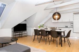 een keuken en eetkamer met een tafel en stoelen bij Come Stay in An oasis of life, comfort & style in Aarhus