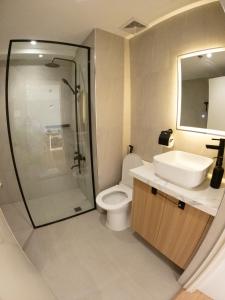 W łazience znajduje się prysznic, toaleta i umywalka. w obiekcie The Cabin Tagaytay City by John Morales w mieście Tagaytay