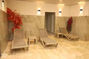 a waiting room with three chairs and a plant at Rush Hotel Tokat in Tokat