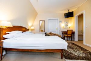 Postel nebo postele na pokoji v ubytování Romantik Hotel Zehntkeller