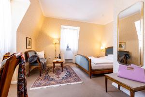 Postel nebo postele na pokoji v ubytování Romantik Hotel Zehntkeller