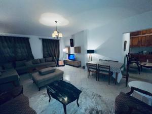 拉馬薩的住宿－Villa le bon coin de la marsa，客厅配有沙发和桌子