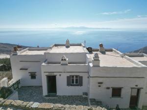 a white house with a view of the ocean at Spectacular View in Istérnia