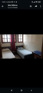 uma fotografia de um quarto com duas camas em Appartement meublé em Meknès