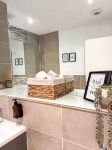 ein Badezimmer mit zwei Körben Handtücher auf der Theke in der Unterkunft Central Flat in Brighton's Lanes - 5 Min walk from beach and Pier - 10 mins by car from station - up to 6 guests! in Brighton & Hove